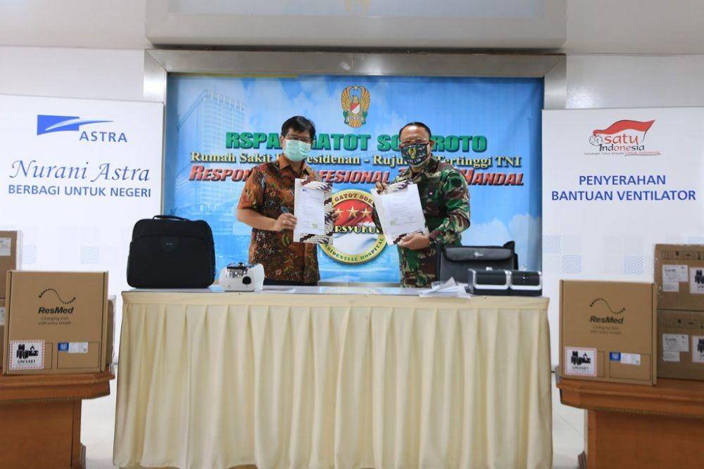 Chief of Corporate Human Capital Development Astra Aloysius Budi Santoso (tengah) didampingi Direktur PT United Tractors Tbk Edhie Sarwono (kanan) menyerahkan secara simbolis bantuan 15 ventilator kepada Wakil Kepala RS Kepresidenan RSPAD Gatot Soebroto Brigjen TNI dr. Albertus Budi Sulistya, Sp.THT-Kl, MARS (kiri) (Dok. Astra)