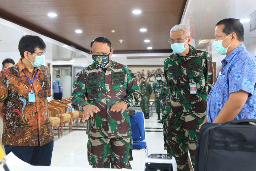 Chief of Corporate Human Capital Development Astra Aloysius Budi Santoso (tengah) didampingi Direktur PT United Tractors Tbk Edhie Sarwono (kanan) menyerahkan secara simbolis bantuan 15 ventilator kepada Wakil Kepala RS Kepresidenan RSPAD Gatot Soebroto Brigjen TNI dr. Albertus Budi Sulistya, Sp.THT-Kl, MARS (kiri) (Dok. Astra)