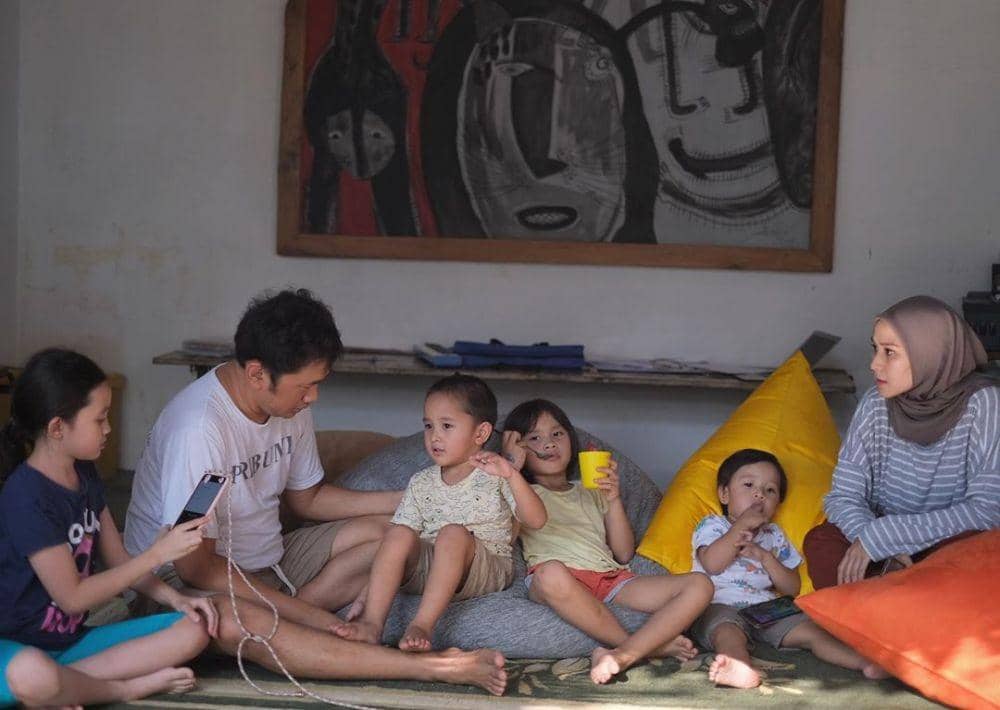 Suasana Rumah Hanung Bramantyo Selama Puasa, Hangat dengan Anak-Anak!