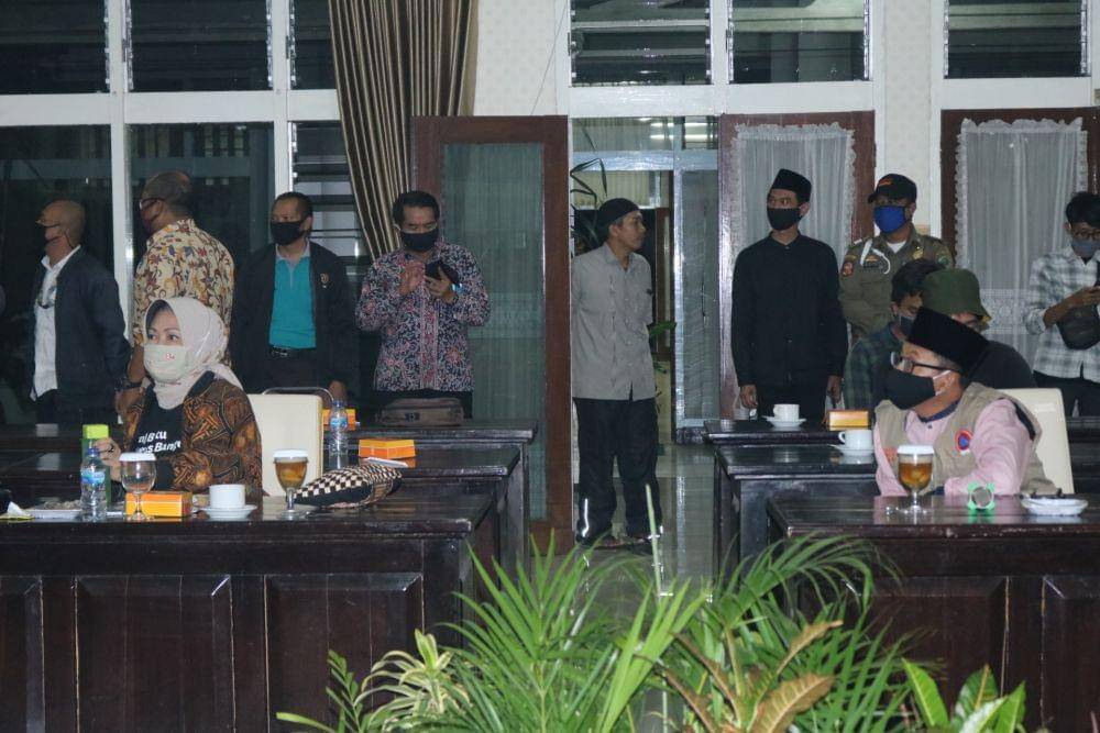 Wali Kota Malang, Sutiaji (kanan) dan Wali Kota Batu, Dewanti Rumpoko saat rapat koordinasi di Bakorwil III Malang. IDN Times/ Alfi Ramadana