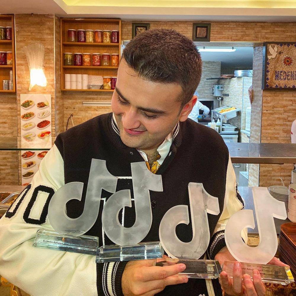 Fenomenal di TikTok, 10 Fakta Chef Asal Turki Burak Ozdemir!