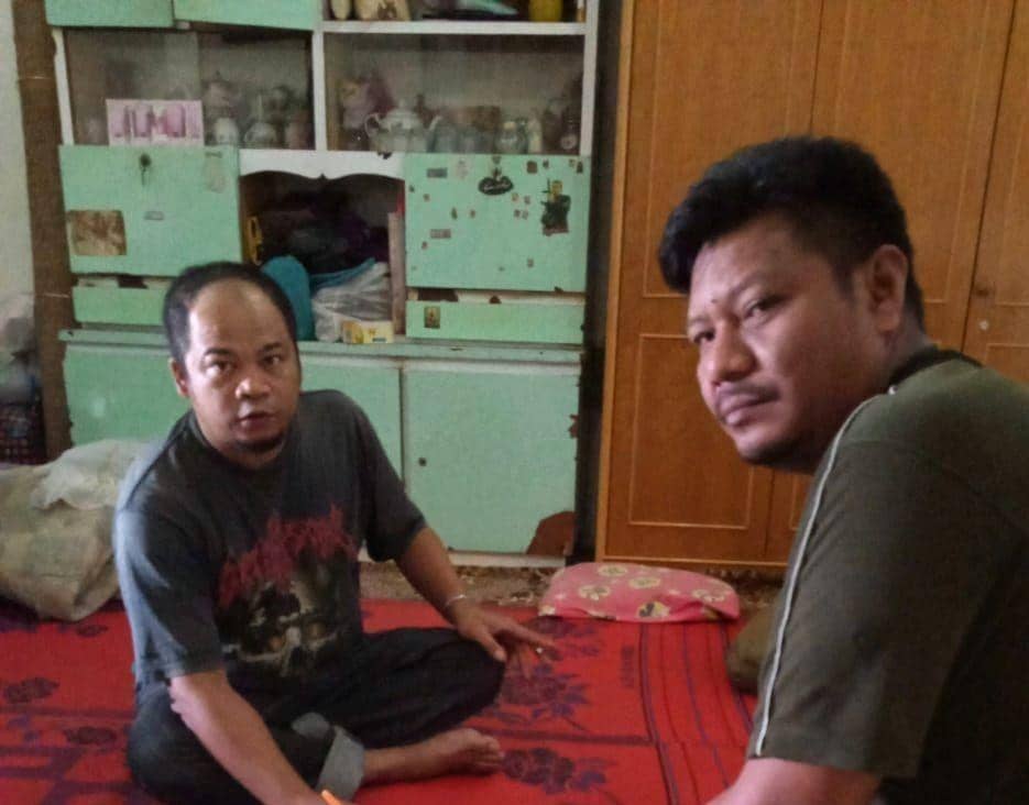 Polisi saat menjemput tersangka ke rumahnya (Dok.IDN Times/istimewa)
