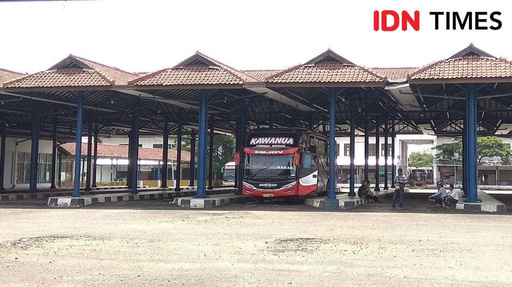 Tidak ada aktivitas angkutan penumpang di Terminal Harjamukti Kota Cirebon. (IDN Times/Wildan Ibnu)