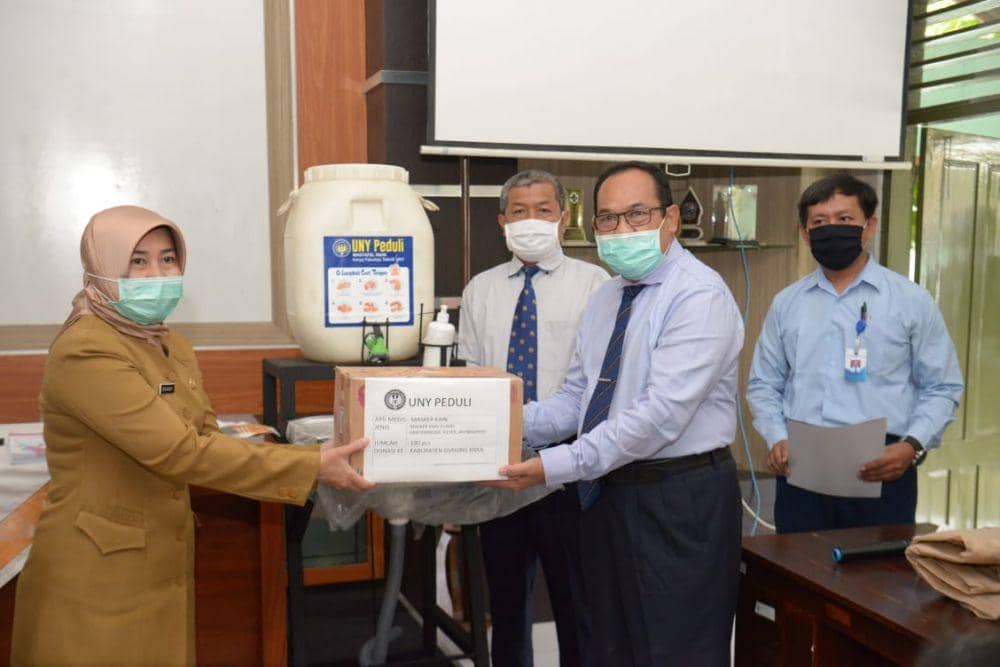 UNY saat memberikan bantuan ke 4 Kabupaten di DIY. Dok: istimewa