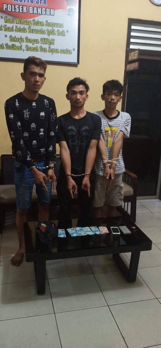 Ketiga korban menunjukkan barang bukti uang (Dok.IDN Times/Istimewa)