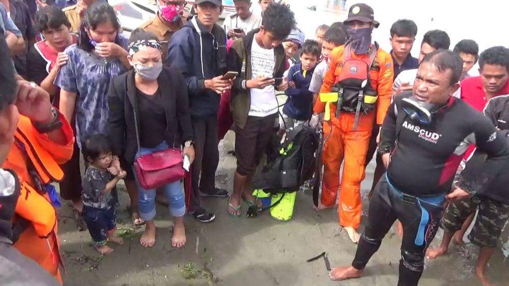 Puluhan warga turut menyaksikan proses evakuasi (Dok.IDN Times/Istimewa)