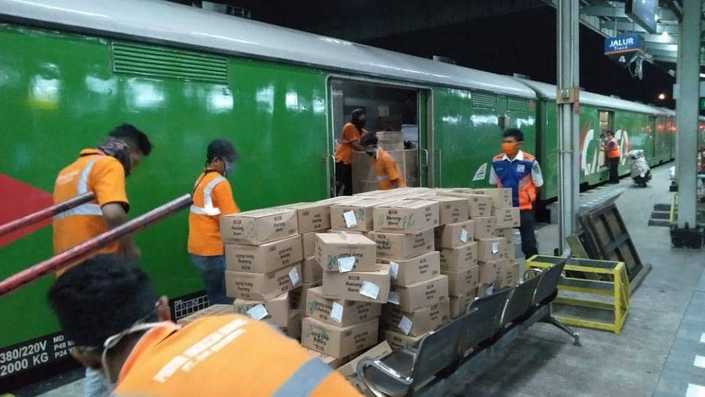 Bongkar muat logistik kereta barang di Stasiun Prujakan Cirebon. (Dok. Humas Daop 3 Cirebon)
