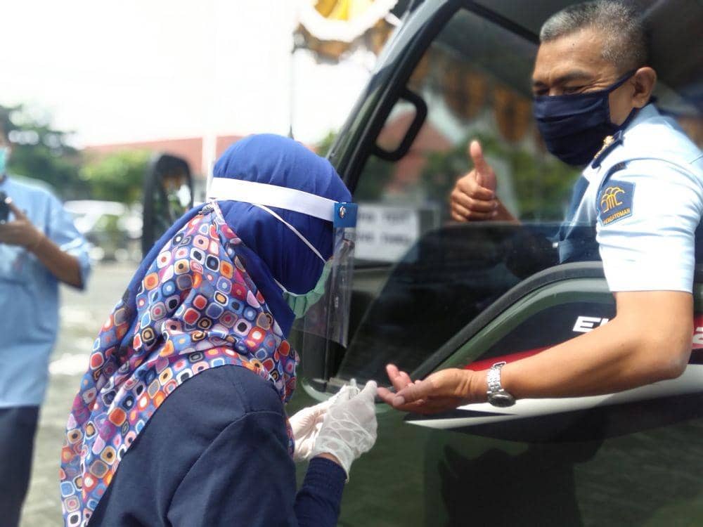 Petugas dari Rutan Pajangan Bantul ikuti rapid tes di halaman Kantor Dinkes Bantul. IDN Times/Daruwaskita