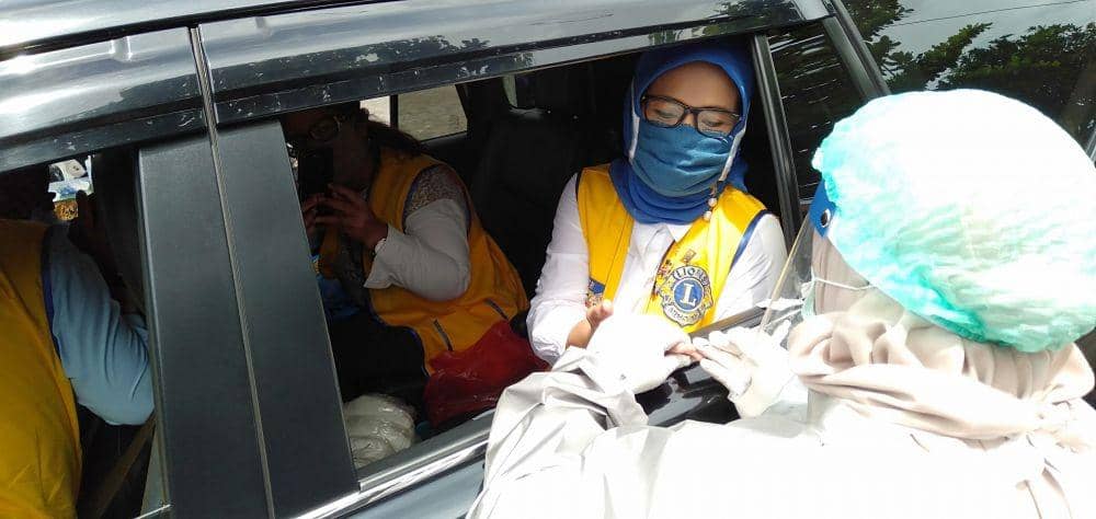 Ketua Tim Penggerak PKK Kabupaten Bantul, Erna Suharsono ikuti rapid tes masal di halaman Dinas Kesehatan Bantul. IDN Times/Daruwaskita