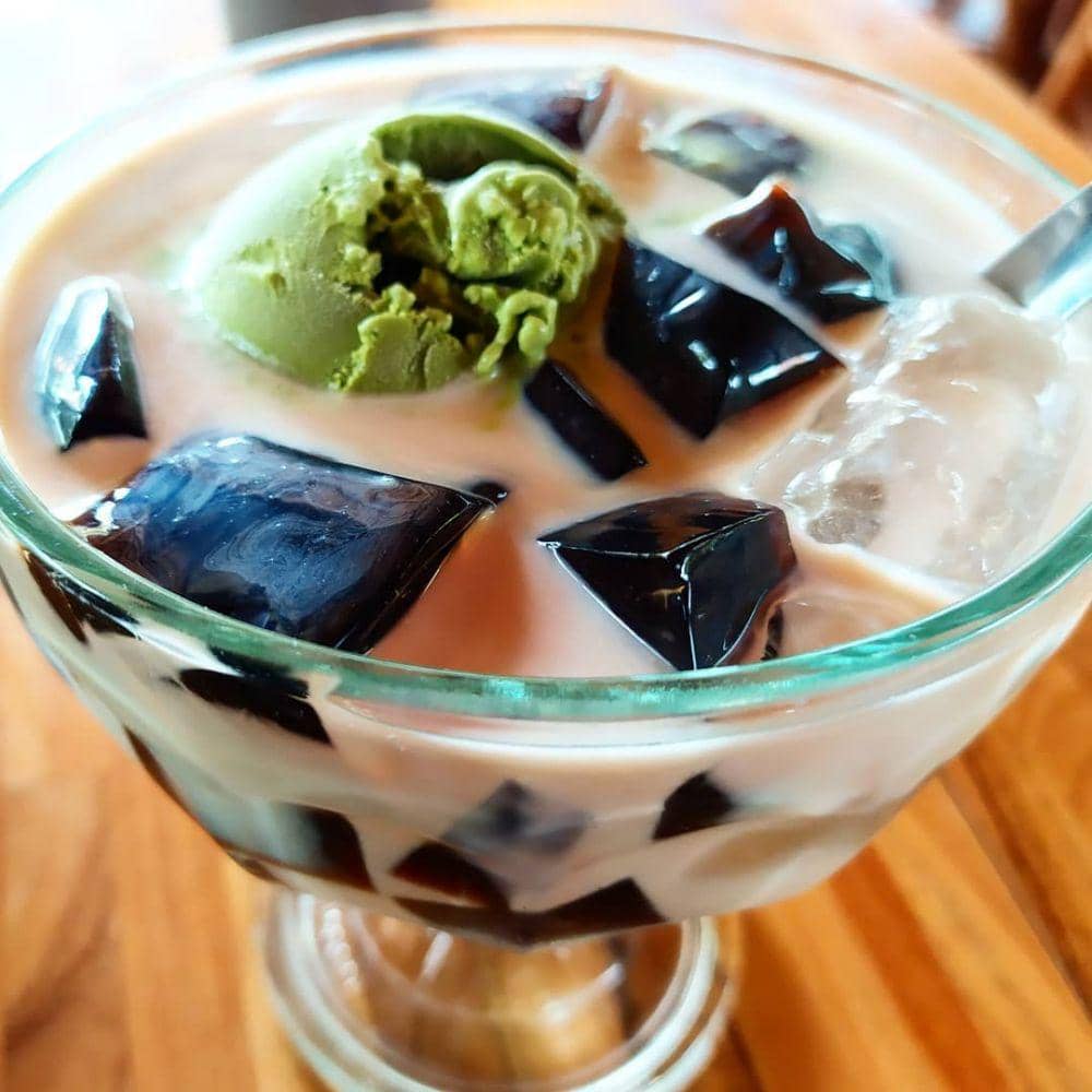 Ilustrasi es cincau hitam.Instagram.com/vivieclabert