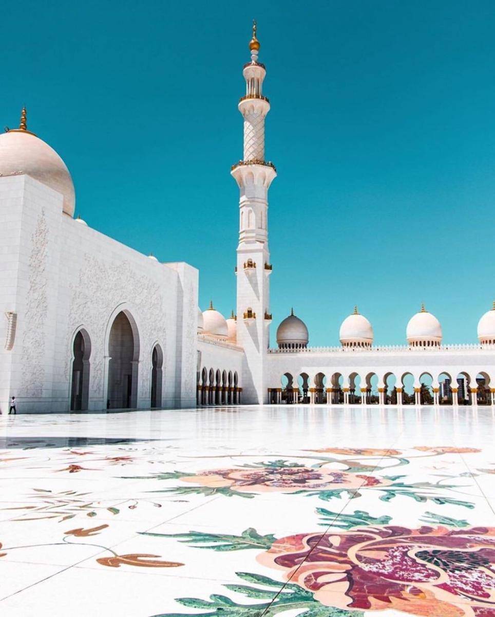 Suasana Masjid Agung Sheikh Zayed (instagram.com/mosquedaily)