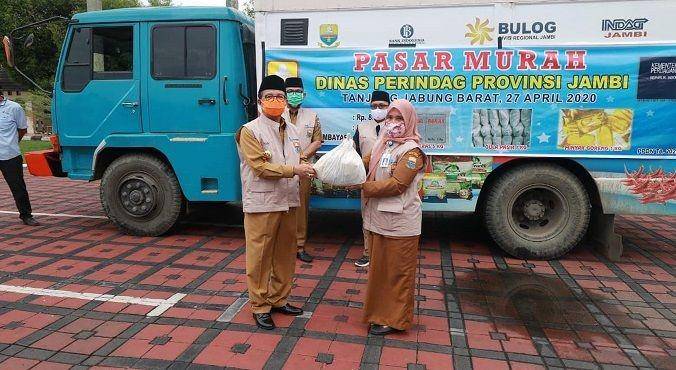 Gubernur Jambi, Fachrori Umar membuka pasar murah bersubsidi buat warga terdampak COVID-19. (IDN Times/Dokumentasi Humas dan Protokol Provinsi Jambi)