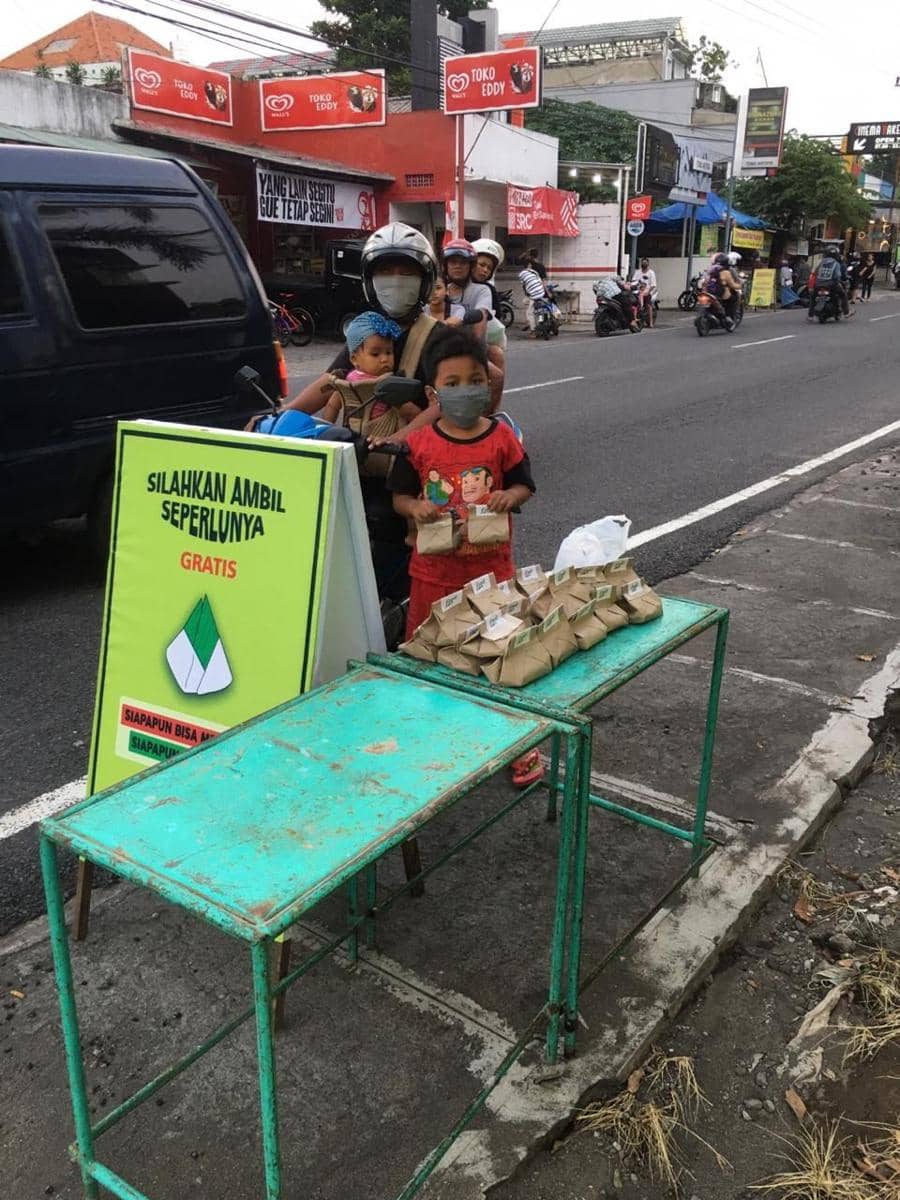Pembagian takjil gratis di Dusun Sedan, Sleman