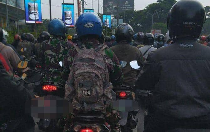 Kemacetan di sekitaran Bundaran Waru pada hari pertama PSBB Surabaya Raya, Selasa (28/4). Rizky Agung for IDN Times