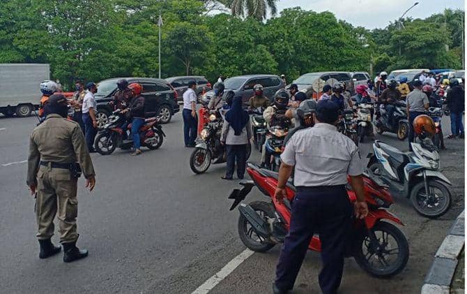 PSBB Hari Pertama, Bundaran Waru Macet Mengular
