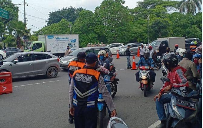 Suasana check point Bundaran Waru pada hari pertama PSBB Surabaya Raya, Selasa (28/2). IDN Times/Hari Kancel