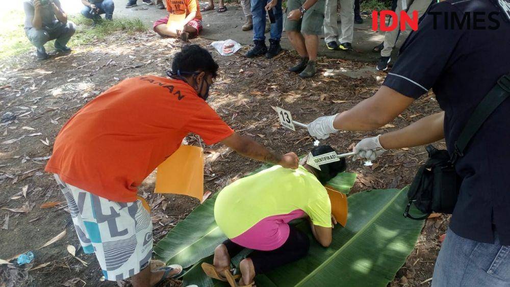 Pra-rekonstruksi kasus pembunuhan di Depok. Pelaku menunjukkan cara bagaimana menghabisi nyawa korban. (IDN Times/Rohman Wibowo)