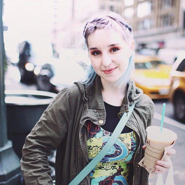 10 Foto Charlavail, Ilustrator Multitalenta yang Mirip Hayley Williams