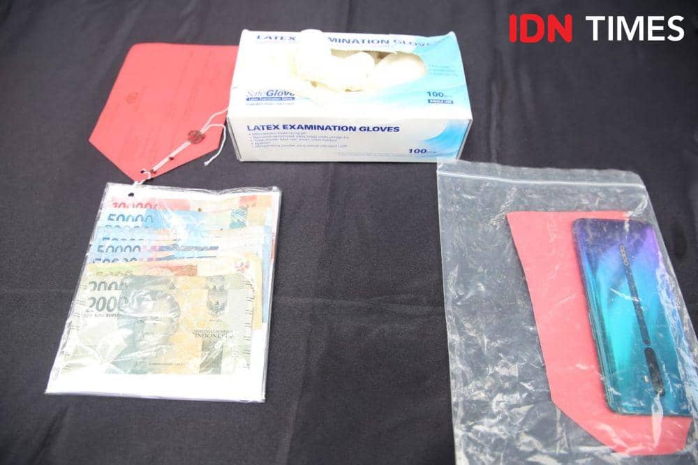 Barang bukti ponsel hasil kejahatan pelaku. IDN Times/Zainul Arifin