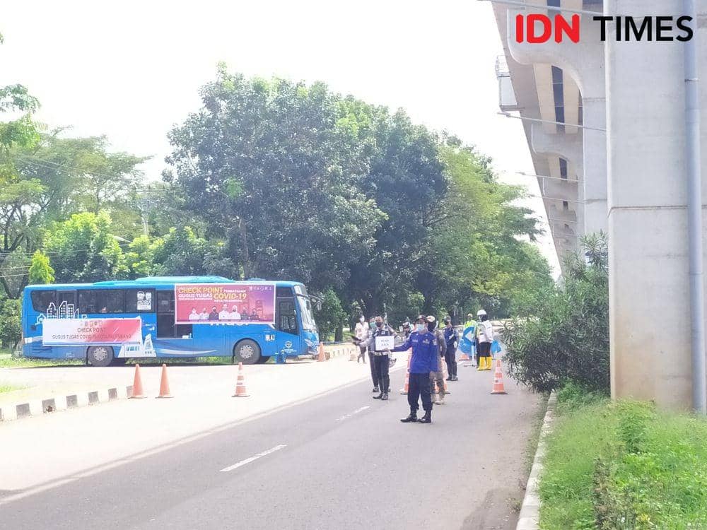 Posko Check Point COVID-19 di Jakabaring Palembang (IDN Times/Feny Maulia Agustin)