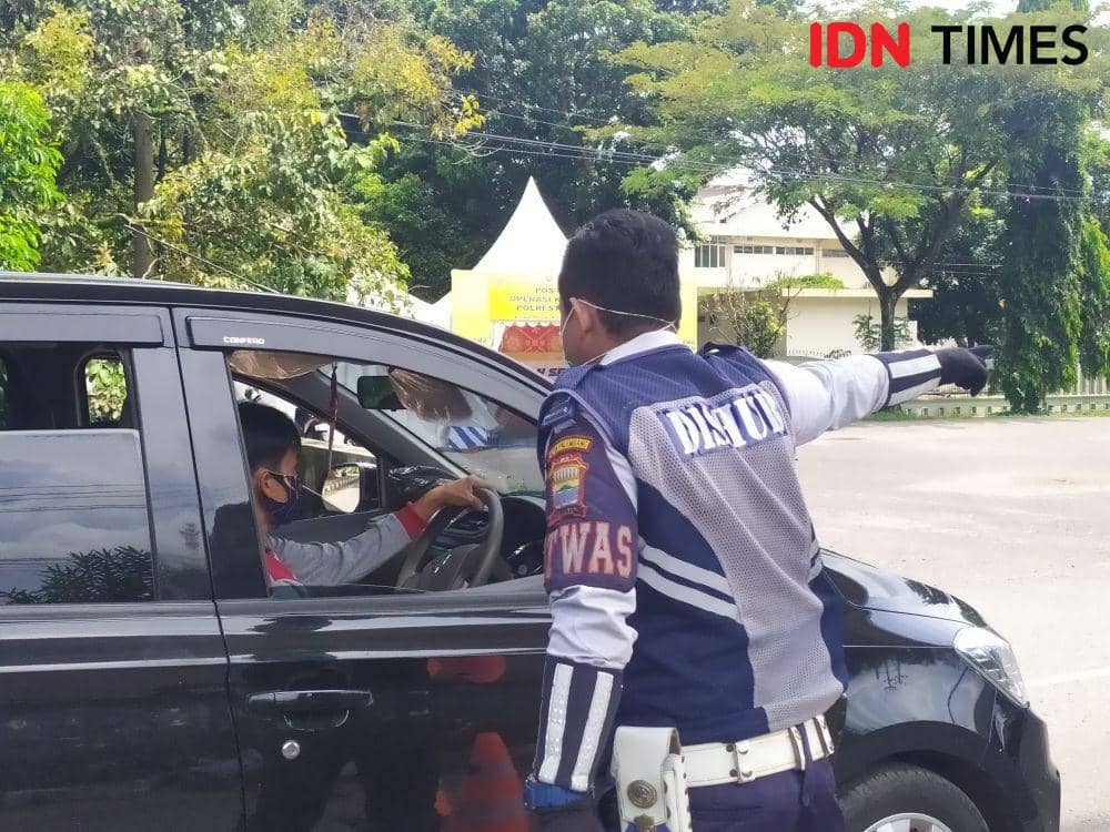 Penyetopan kendaraan di posko check point COVID-19 Palembang (IDN Times/Feny Maulia Agustin)