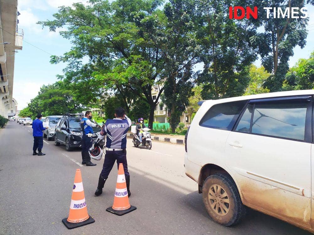 Penyetopan kendaraan di Posko Check Point COVID-19 di Jakabaring Palembang (IDN Times/Feny Maulia Agustin)