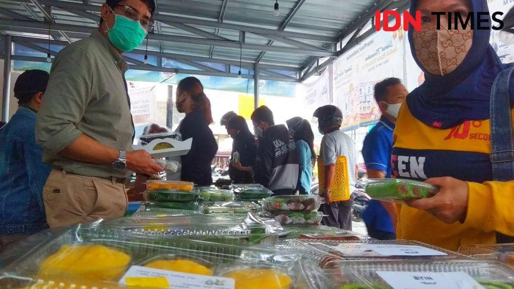 Salah satu lokasi penjual takjil yang menghiraukan physical distancing. IDN Times/Elias