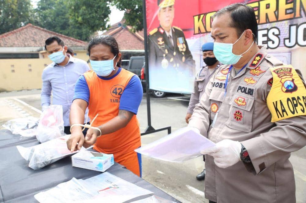Tersangka menunjukkan bahan pembuat petasan. IDN Times/Dok. Istimewa