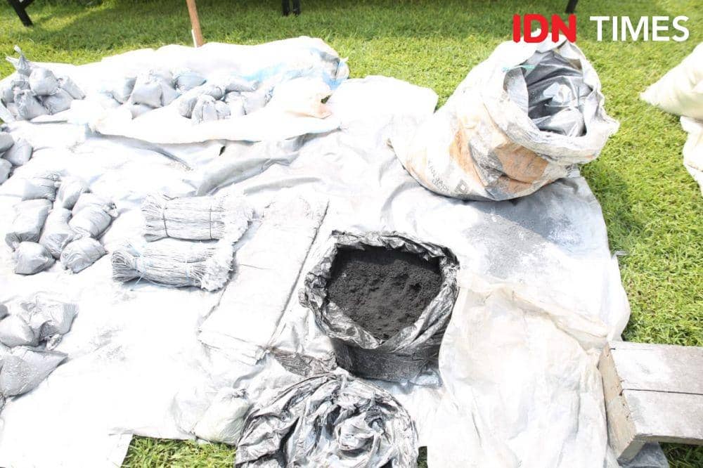 Barang bukti bahan petasan yang diamankan polisi. IDN Times/Zainul Arifin