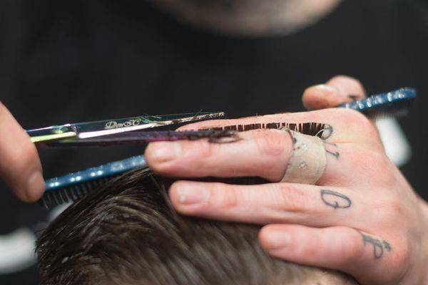 Ilustrasi potong rambut (Pexels/Dmitry Zvolskiy)
