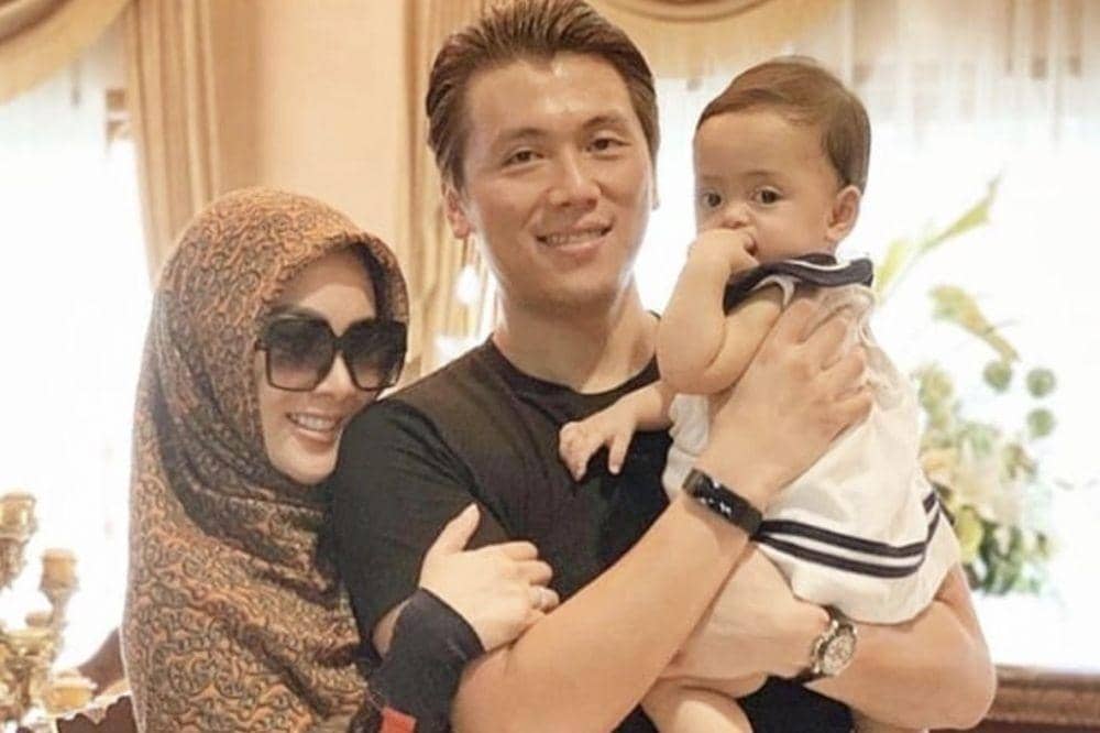 10 Potret Reino Barack Momong Anak Kecil, Sudah Cocok jadi Bapak!