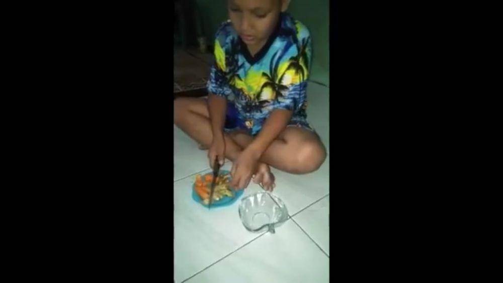 Fadhil membuat jamu dari jahe (Dok.Tanoto Foundation)