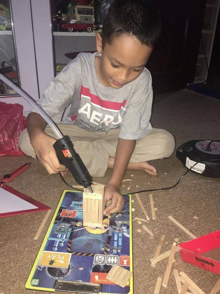 Hasil belajar dari rumah dikirimkan melalui aplikasi WA (DOk.Tanoto Foundation)