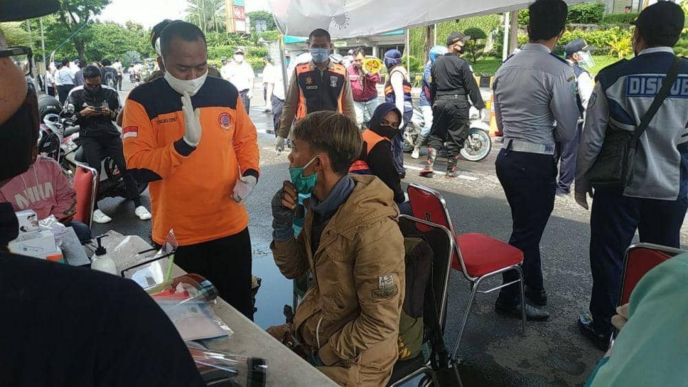 ODP asal Banyuwangi yang tertahan di check point Bunderan Waru, Rabu (29/4). Dok Istimewa