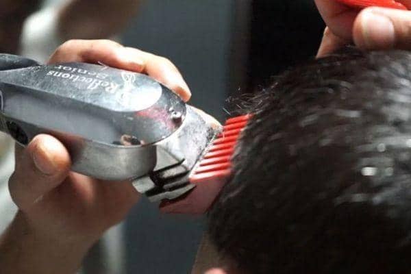 Bro, Begini Panduan Memotong Rambut Sendiri Saat Karantina COVID-19