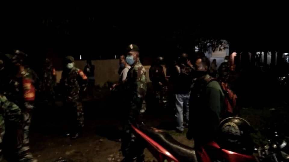 Petugas TNI yang coba menenangkan warga agar tidak terjadi tindakan anarkis (IDN Times/ istimewa)