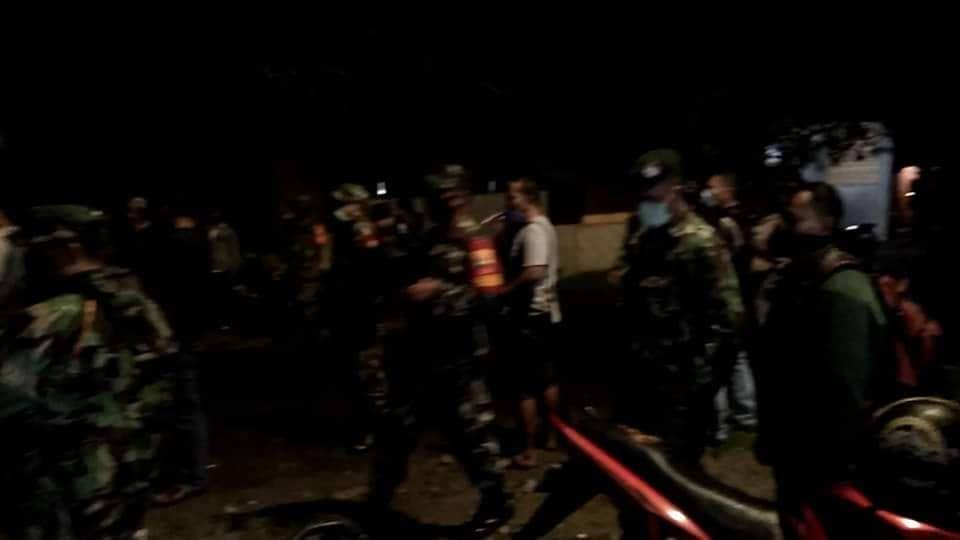 Petugas yang coba menenangkan warga agar tidak terjadi tindakan anarkis (IDN Times/ istimewa)