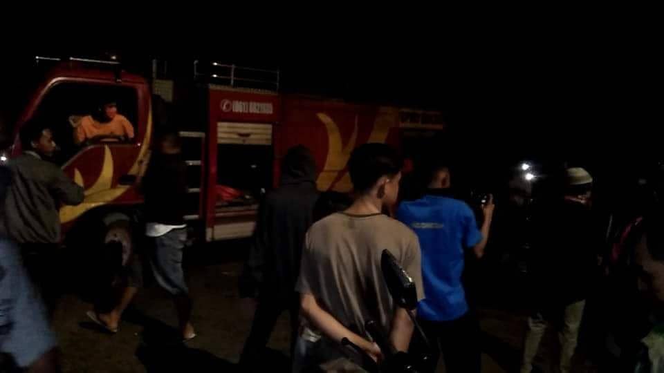 Warga yang berjaga dan meminta iring-iringan mobil untuk memutar balik (IDN Times/ istimewa)