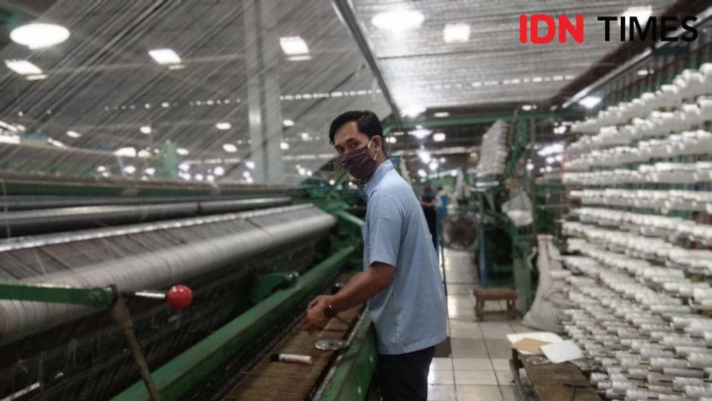 Proses produksi jaring nelayan di PT Arida Kota Cirebon. (IDN Times/Wildan Ibnu)