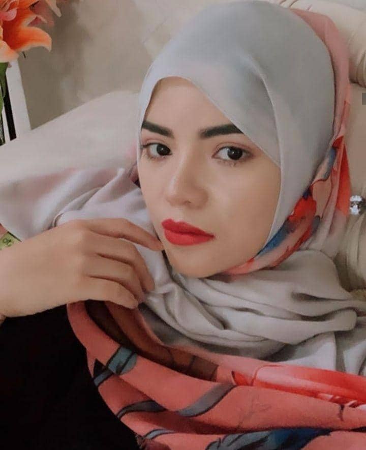 Biasa Tampil Berani, 10 Potret Bersahaja Dinar Candy saat Berhijab