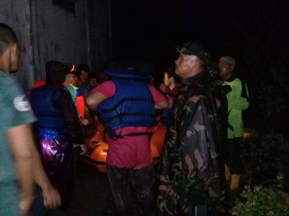 Petugas yang harus mengevakuasi warga dari genangan banjir (IDN Times/ istimewa)