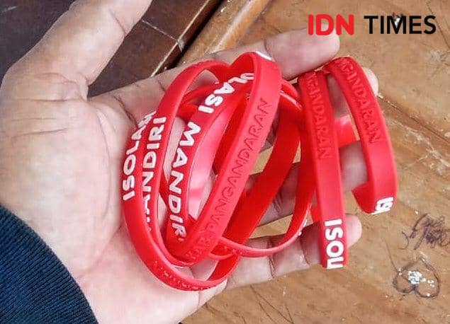 Ilustrasi gelang isolasi mandiri. IDN Times / Nana Suryana