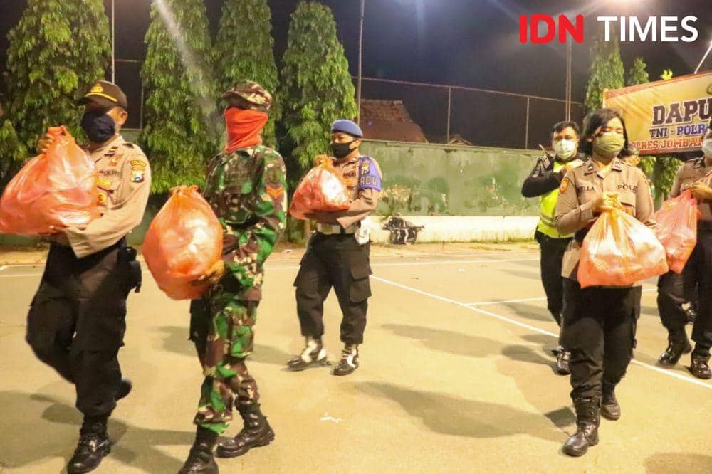 TNI dan Polri bagikan makanan ke masyarakat. IDN Times/Zainul Arifin