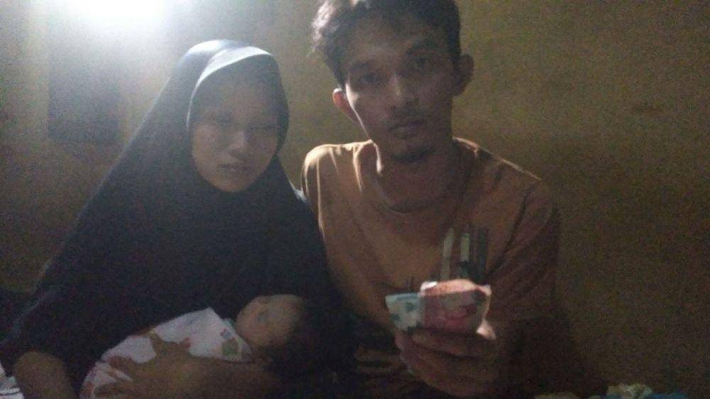 Tidak kuat bayar kontrakan, Dany dan keluarganya diusir pemilik kontrakan saat ini tinggal di basecamp ojol (Dok. Istimewa)