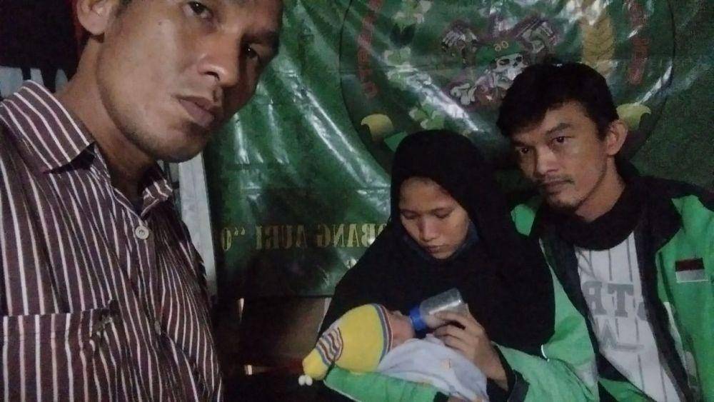 Tidak kuat bayar kontrakan, Dany dan keluarganya diusir pemilik kontrakan saat ini tinggal di basecamp ojol (Dok. Istimewa)