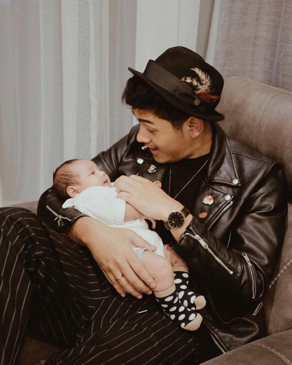 Jadi Papa Muda, 10 Potret Miqdad Addausy Saat Momong Anak Pertama