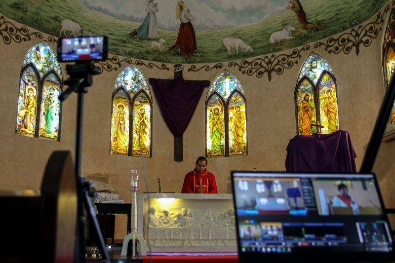 Untuk mengurangi penyebaran virus corona, pengurus gereja menyiarkan secara daring ibadah Jumat Agung di Gereja Katolik Santa Maria Pekanbaru, Riau, pada 10 April 2020. ANTARA FOTO/Rony Muharrman