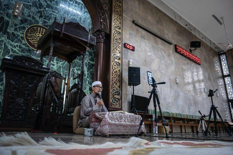 Ustaz H Deden M Ramadhan menyiarkan acara tadarus Al-Quran secara daring saat pandemik COVID-19 di Masjid Agung Sunda Kelapa, Jakarta, pada 27 April 2020. ANTARA FOTO/Dhemas Reviyanto