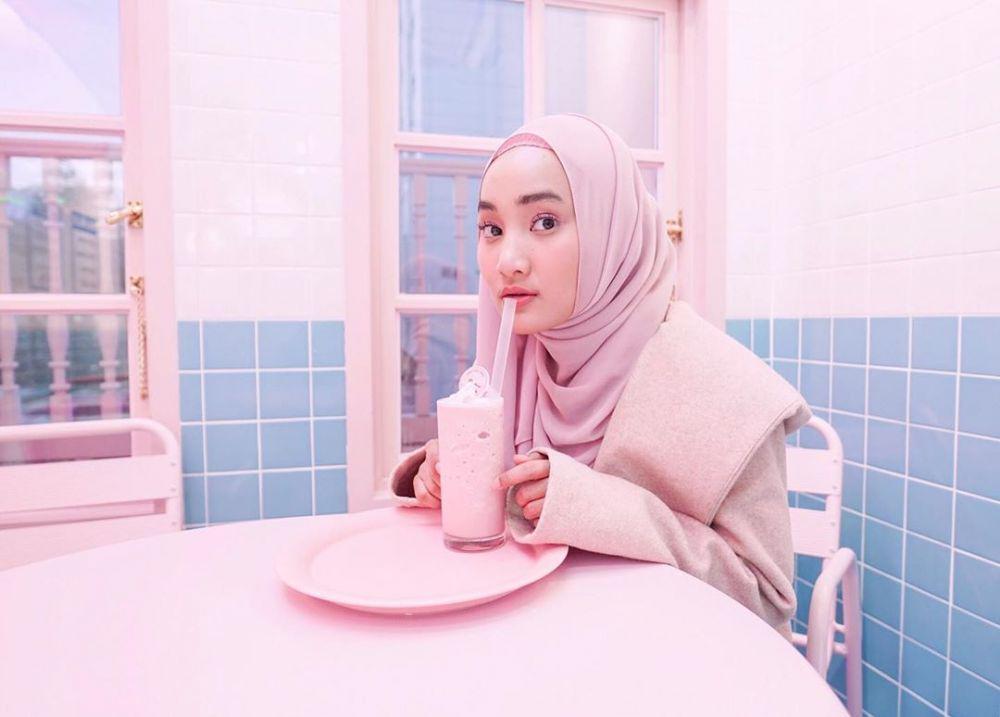 9 Potret Menawan Fatin dengan Outfit Serba Merah Muda