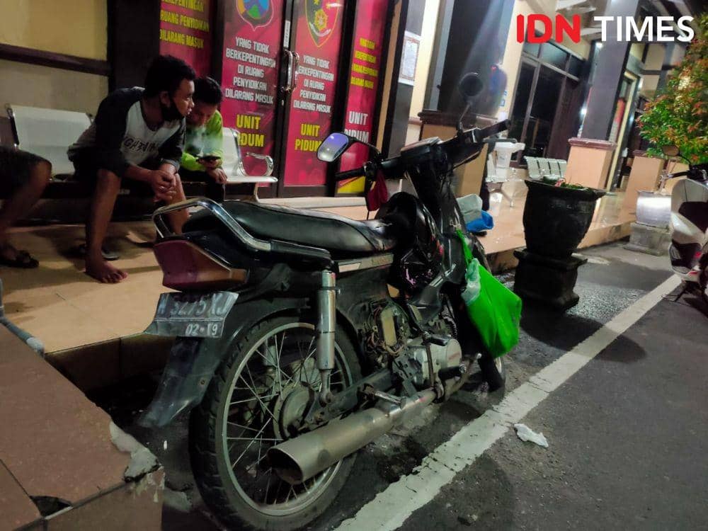 Barang bukti motor pelaku di Polres Jombang. IDN Times/Zainul Arifin